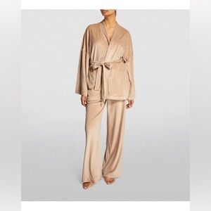 SKIMS
Women's Natural Velour Wrap Pajama Set